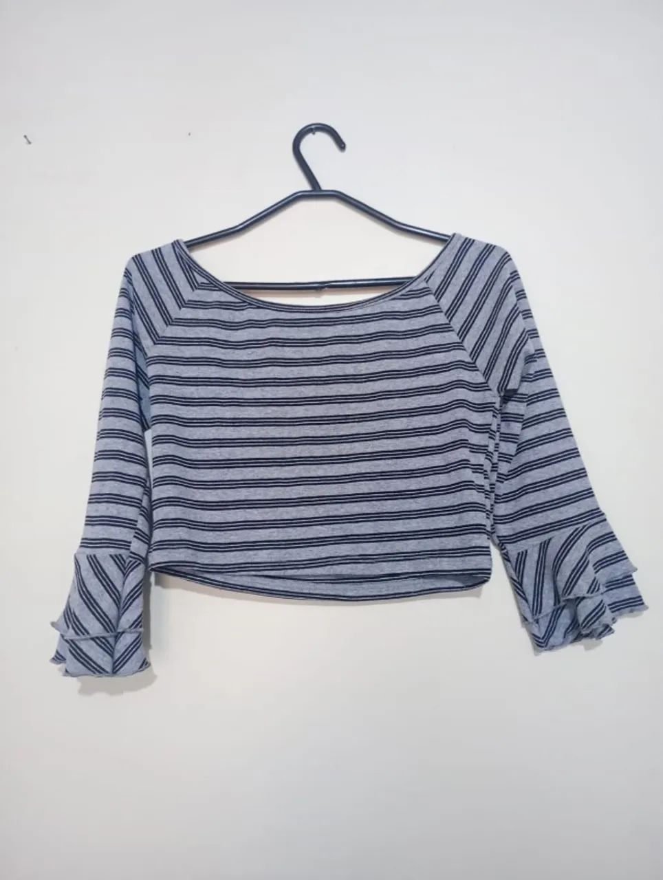 Cropped listrado cinza e preto