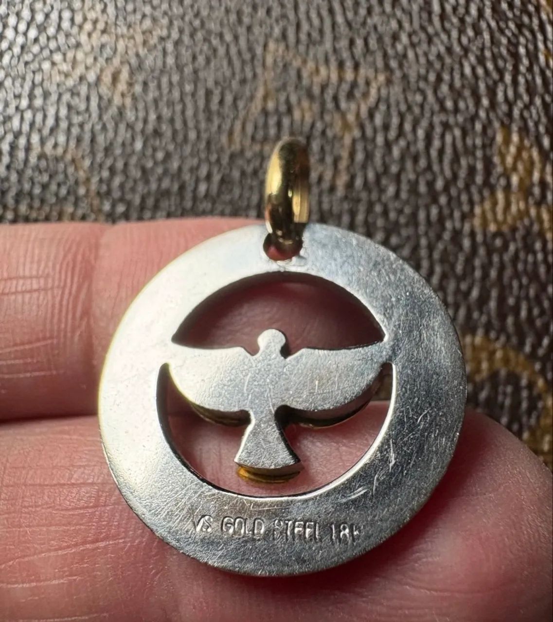 Pingente divino Espírito Santo  grande , em ouro 18k e aço  - Foto 3