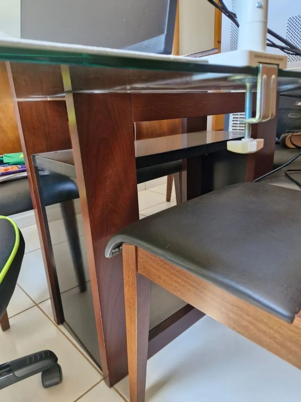 Jogo de mesa com tampo em vidro + 6 cadeiras - Foto 2