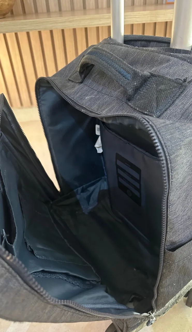 Mochila Kipling Com Rodinhas Mese Cinza  - Foto 4