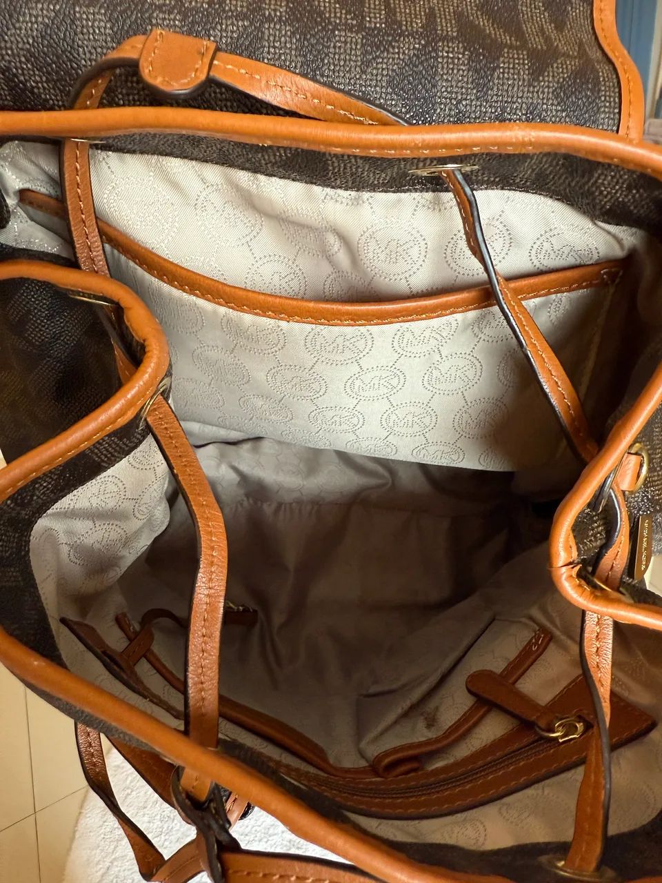 Mochila Michael Kors - pouquíssimo usada - Foto 5