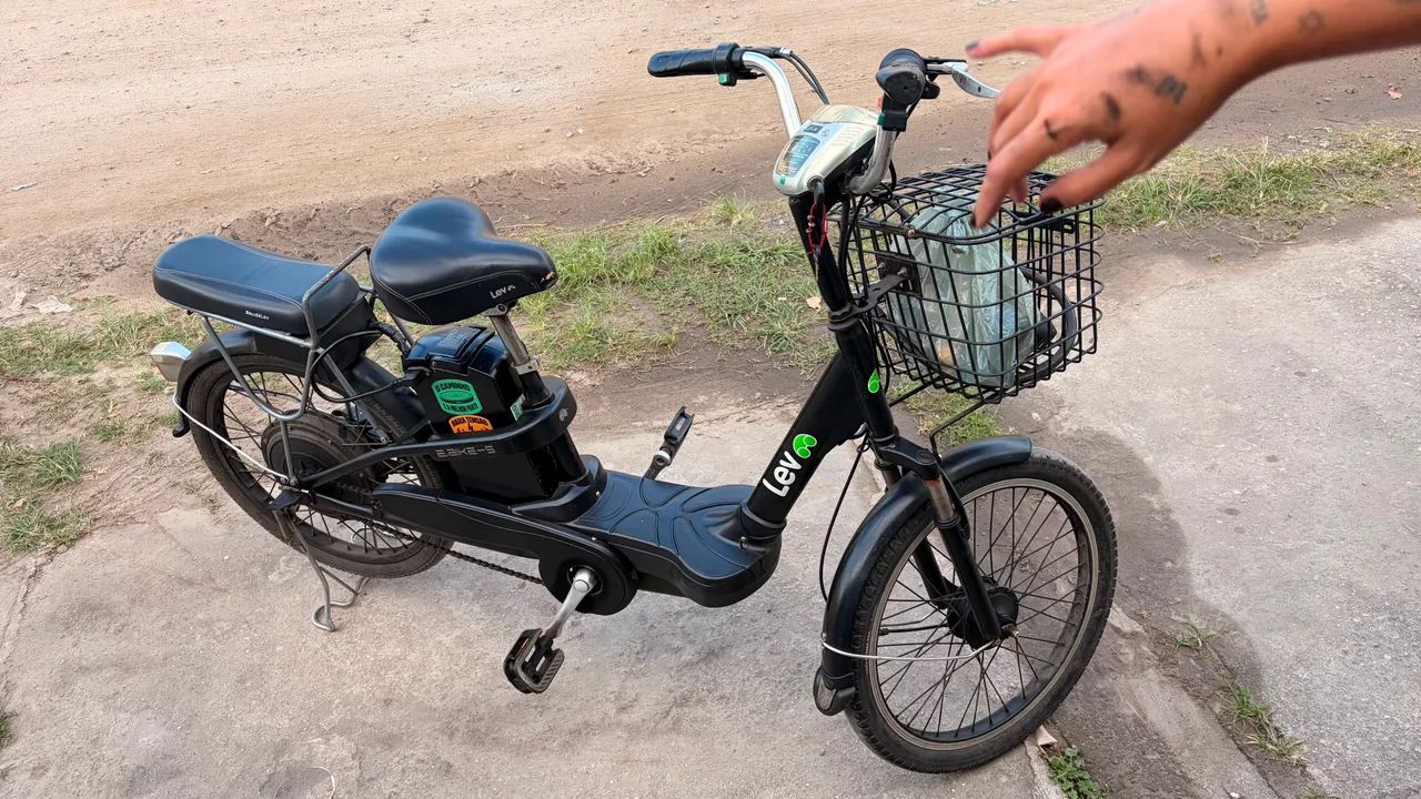 Bicicleta Elétrica Lev Preta com Cesta e Banco Traseiro