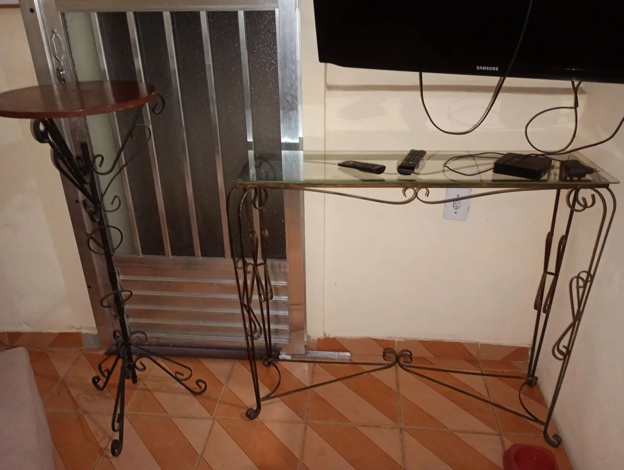 Desapego aparador e mesa bistrô.