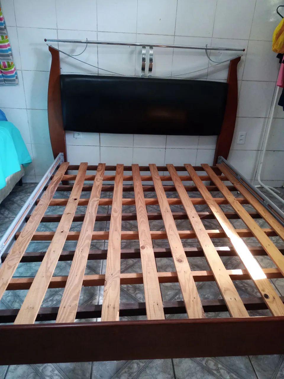 Cama de madeira usada