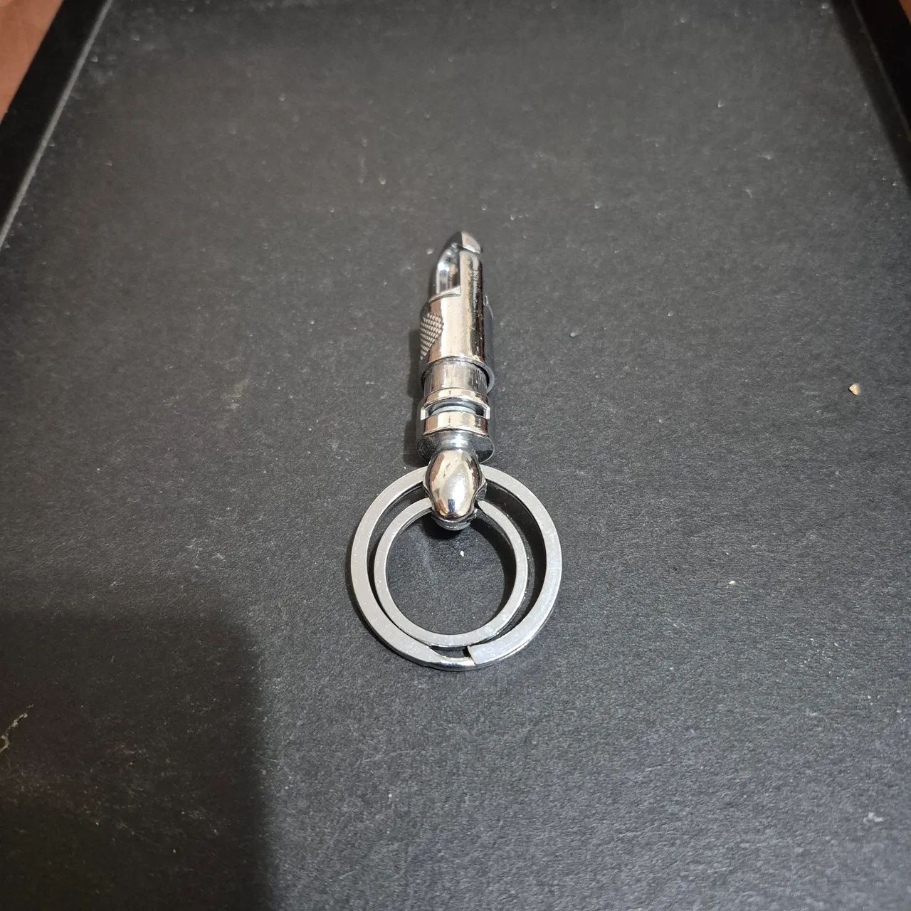 Chaveiro de metal tipo mosquetão 