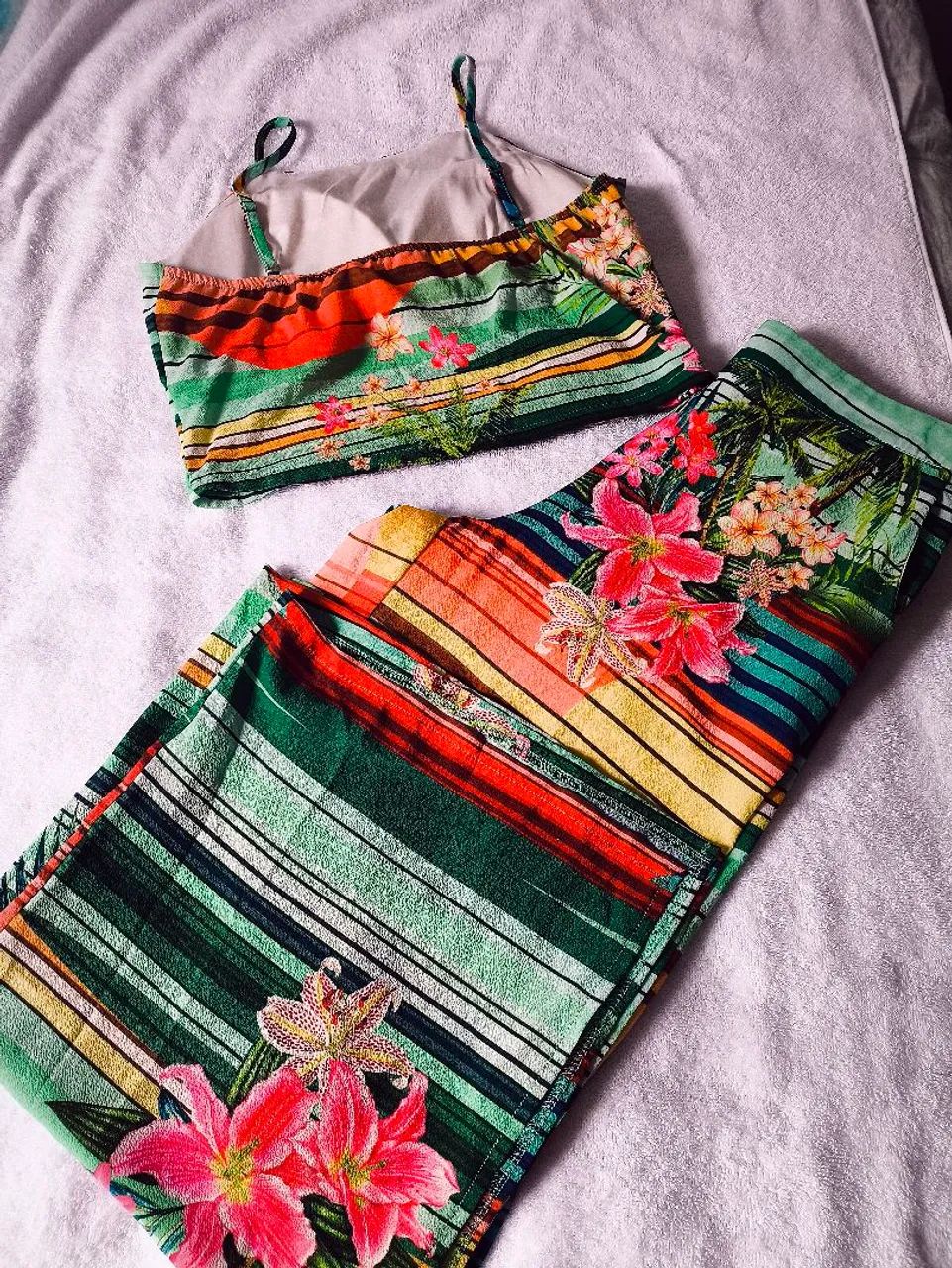 Conjunto de calça e cropd floral  - Foto 2