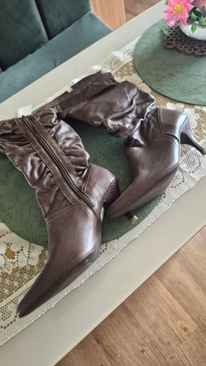 Bota de couro cano médio