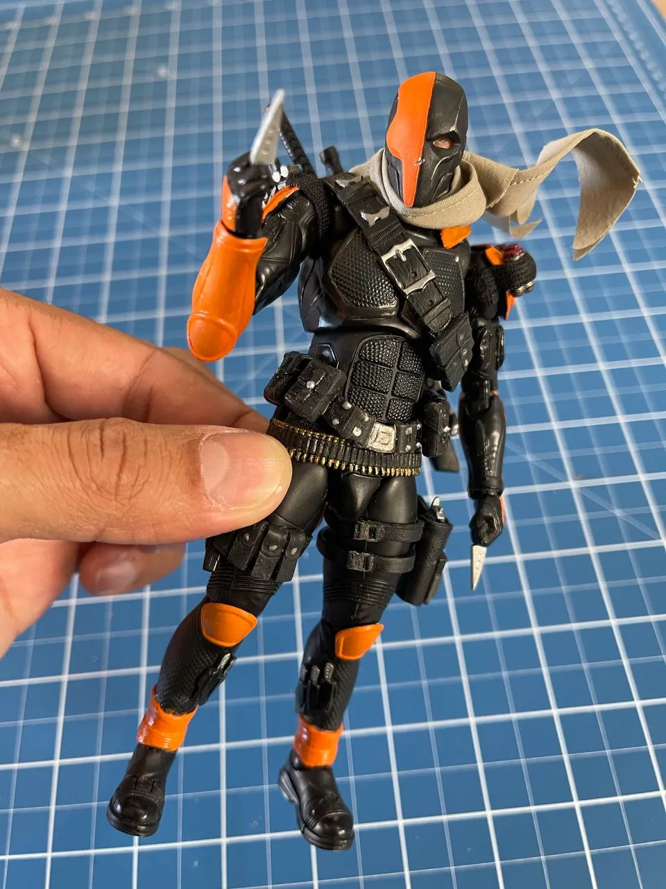 Deathstroke Custom - Base mafex original  - Foto 2
