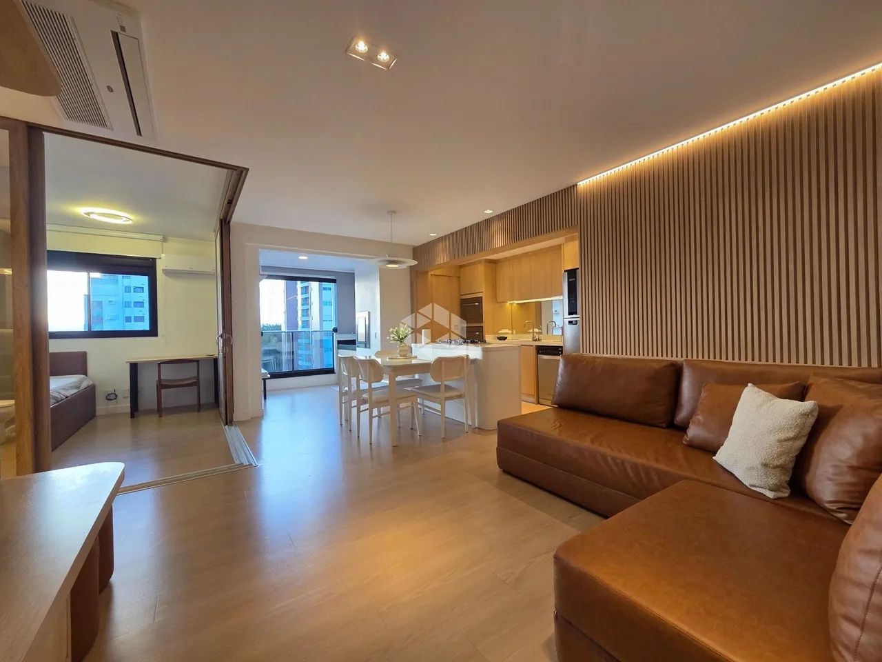 APARTAMENTO SEMIMOBILIADO COM 2 QUARTOS SENDO 1 SUÍTE E 2 VAGAS NO CENTRO