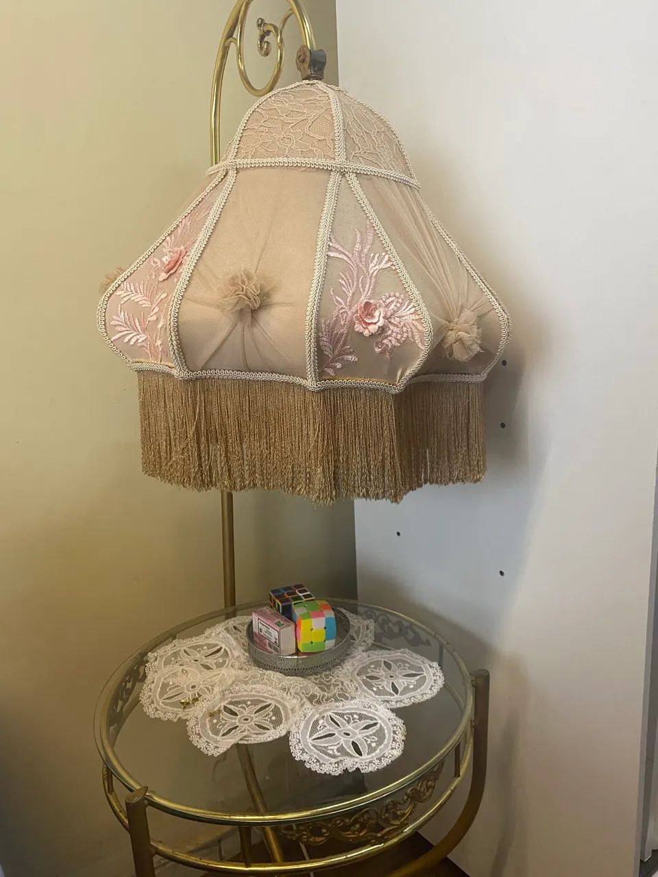 abajur retrô de tecido bege com franjas e detalhes florais rosa toque de charme vintage - Foto 2