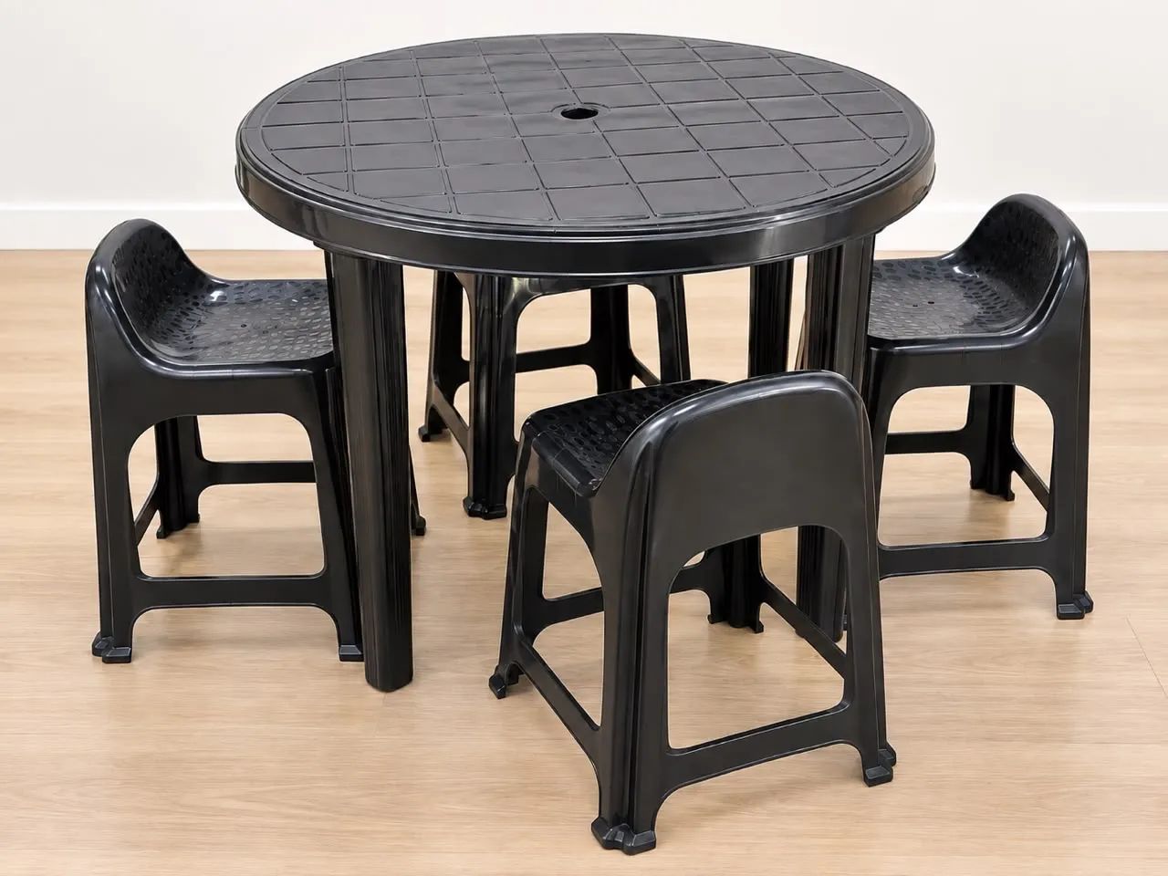 Mesa Plástica Preta com 4 Cadeiras - Desmontável