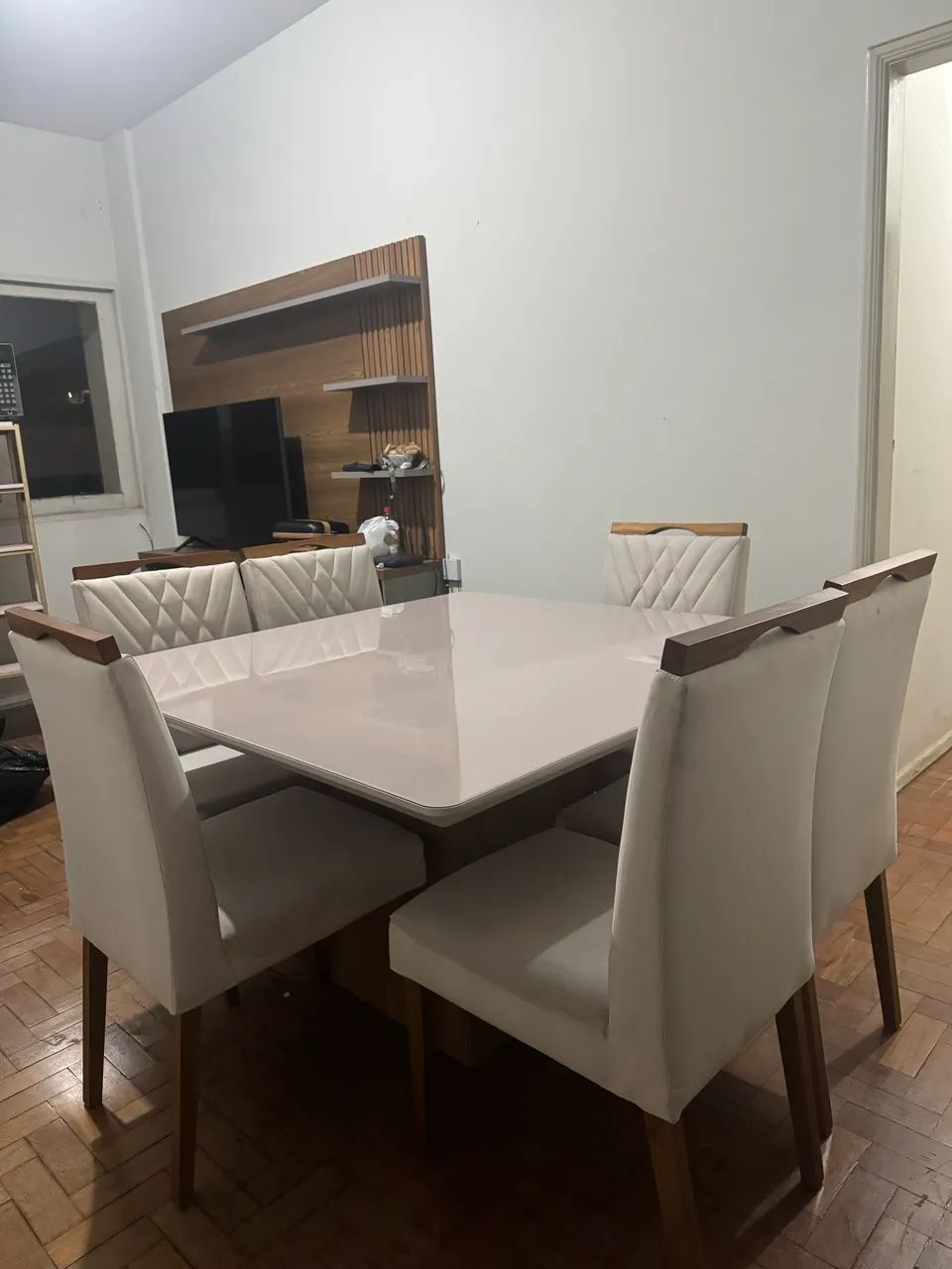 Vendo mesa com 6 cadeiras usada muito nova. - Foto 2