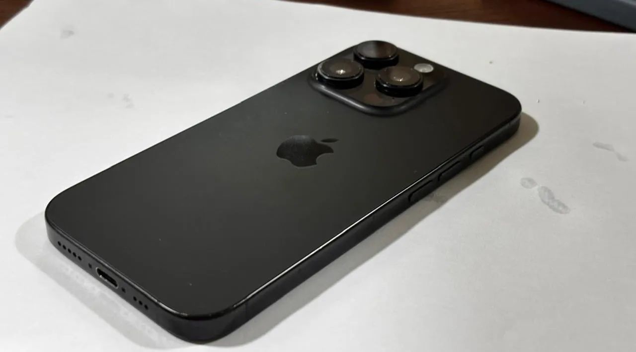 iPhone 16 pro usado com caixa cabo garantia até final de agosto - Foto 2