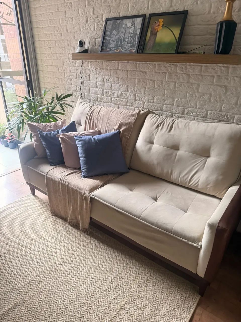 Sofá com 4 lugares em Suede Bege ! Pés Amadeirados! - Foto 2