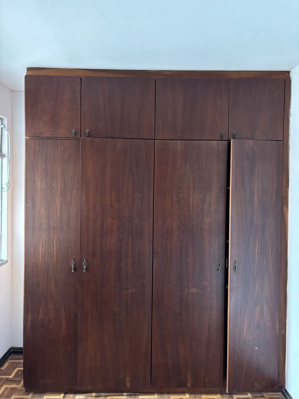 Guarda-roupa de madeira maciça