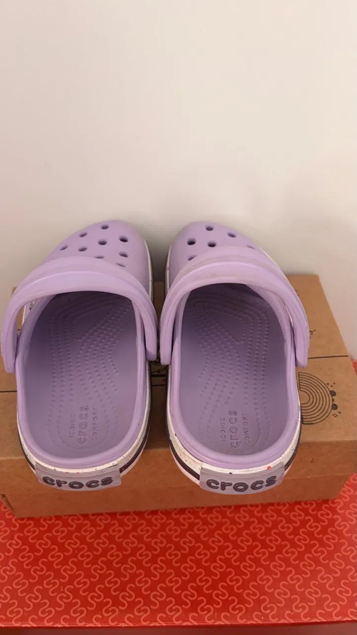 2 Crocs infantil lavanda e branco  - Foto 4