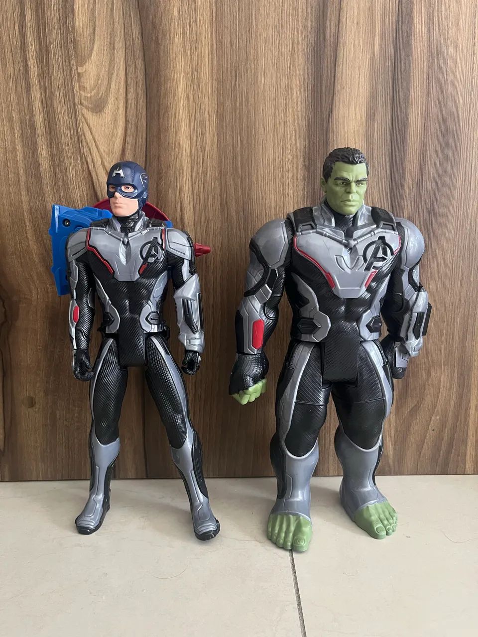 Bonecos Hulk e Capitão América Deluxe Vingadores