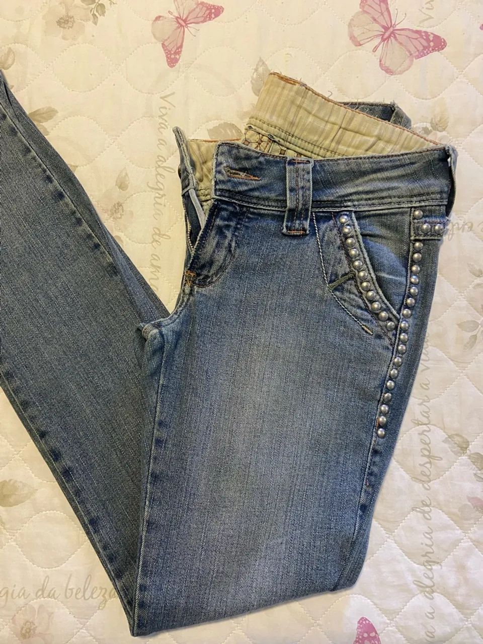 Calça jeans skinny com tachas - Foto 2