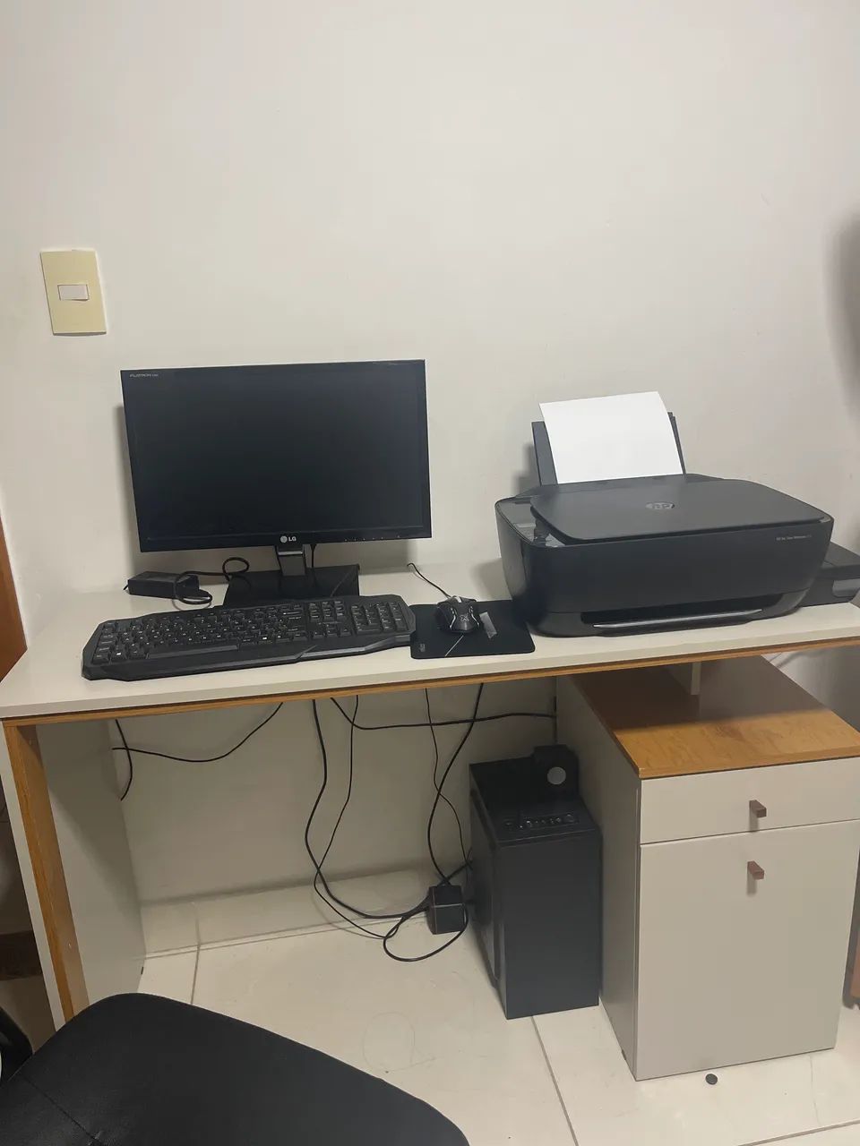 Mesa de computador novinha 