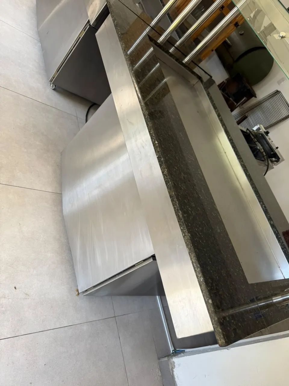 BUFFET COM CUBAS DE MÁRMORE 