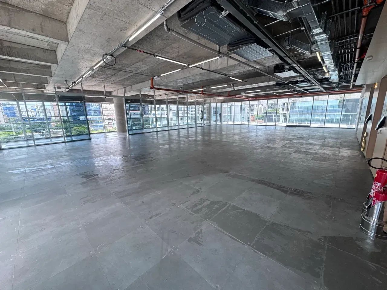 Escritório para alugar na Vila Olímpia 730 m² 4 banheiros piso elevado e A.C .