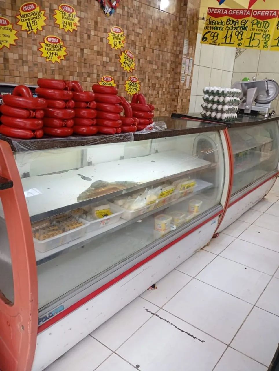 Dois balcões de frigorífico para açougue