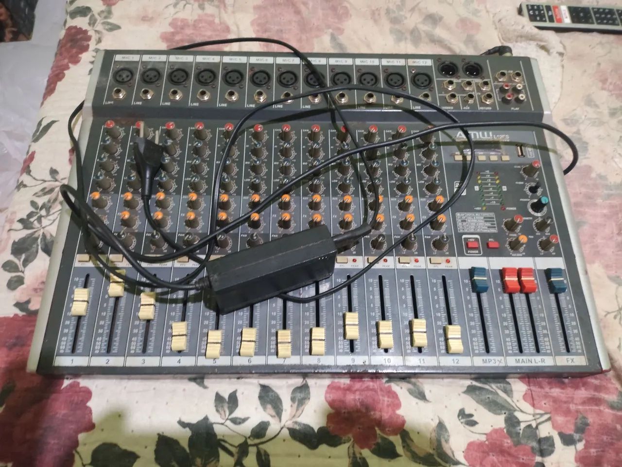 Vendo essa mesa de som baratinha chama  - Foto 4