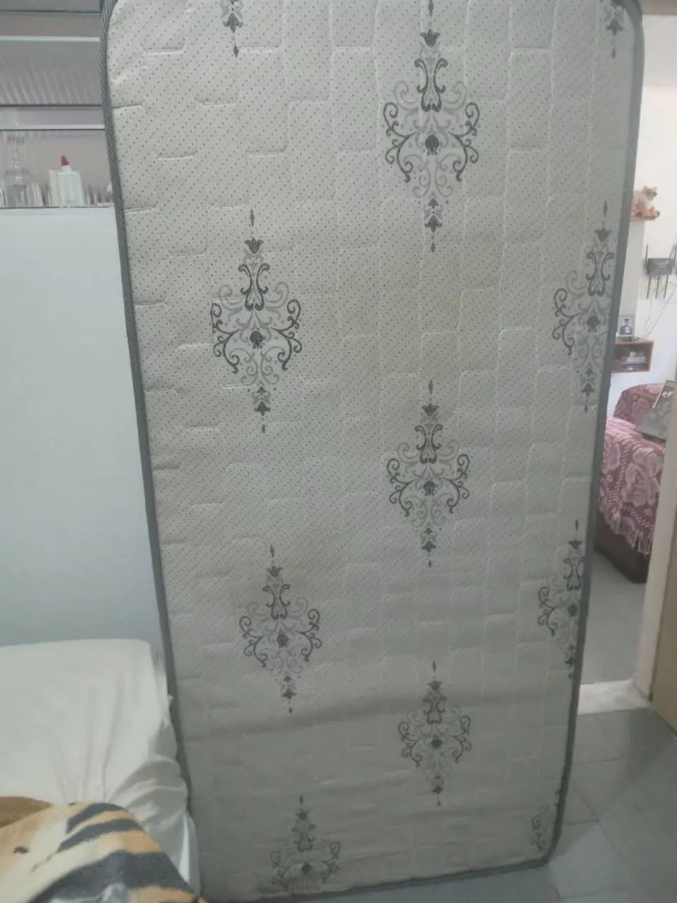 Vendo cama de solteiro bem conservada 