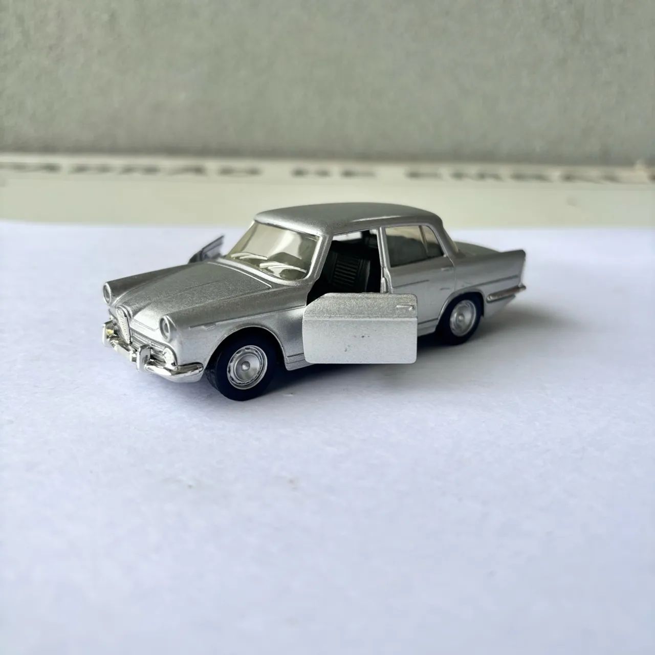 Lote com 4 Miniaturas de Carros Clássicos - Colecionáveis - Foto 5