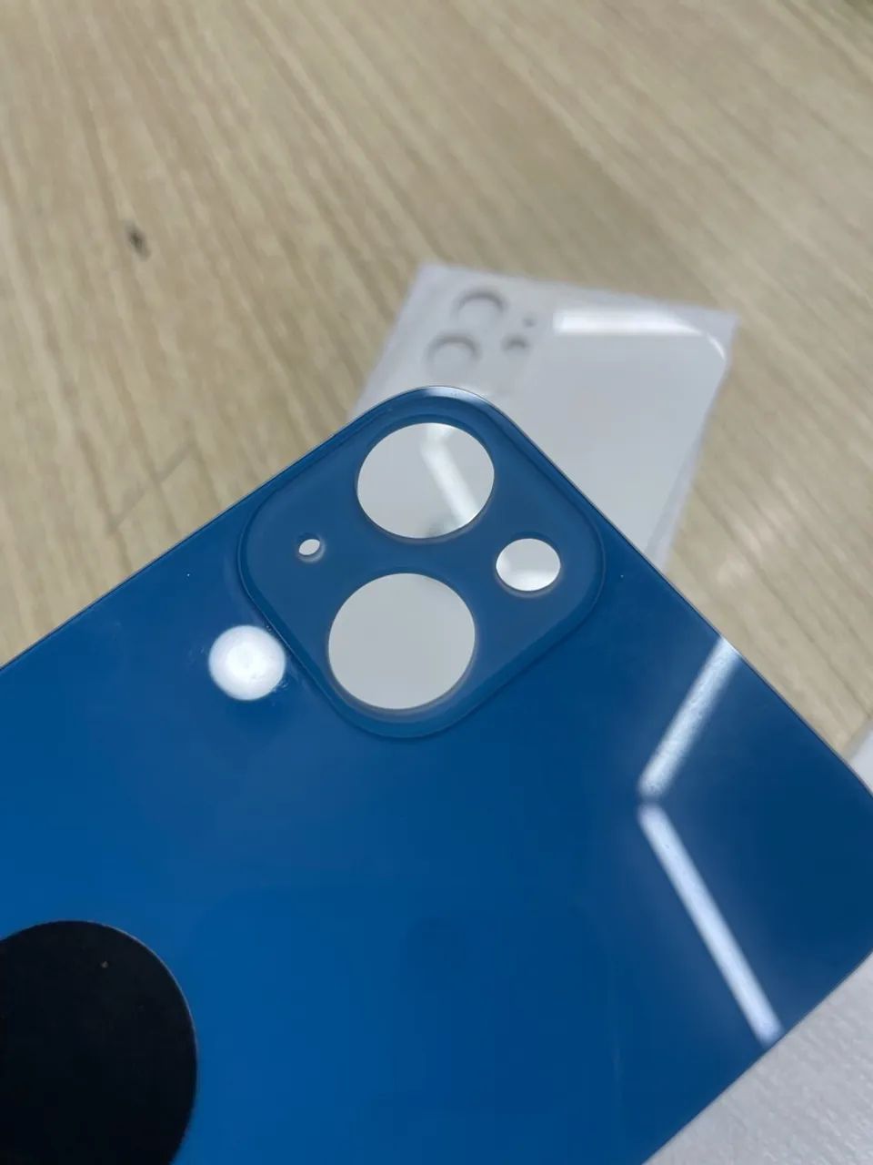 Trampa vidro traseiro iPhone 12 e 13 Branco azul  - Foto 3