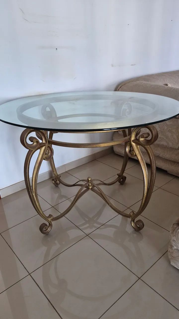 MESA COM TAMPO DE VIDRO E BASE EM FERRO