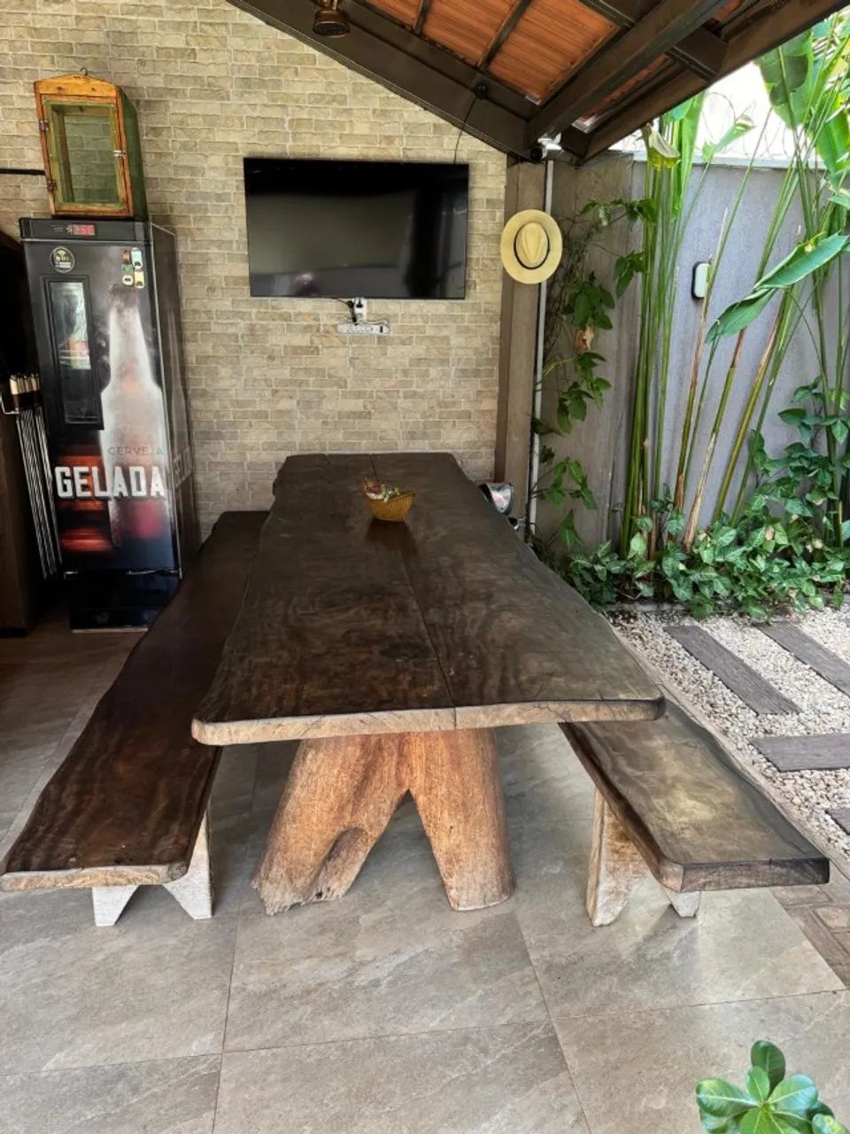 MESA RÚSTICA DE MADEIRA (CEDRO) COM BANCOS - Foto 2