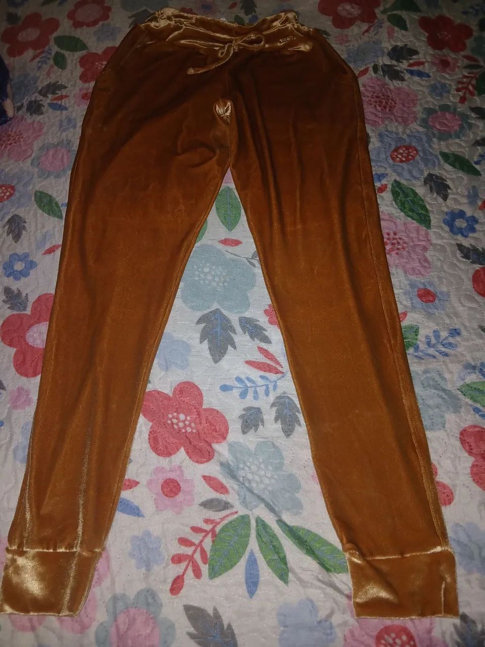 Calca de veludo dourada 70 reais - Foto 2