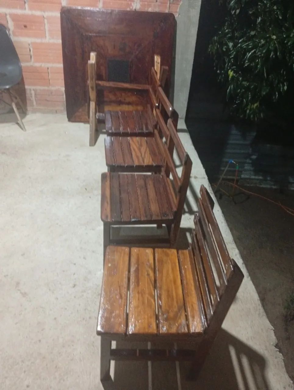 Mesa de madeira maciça com 4 cadeiras maciça  - Foto 4