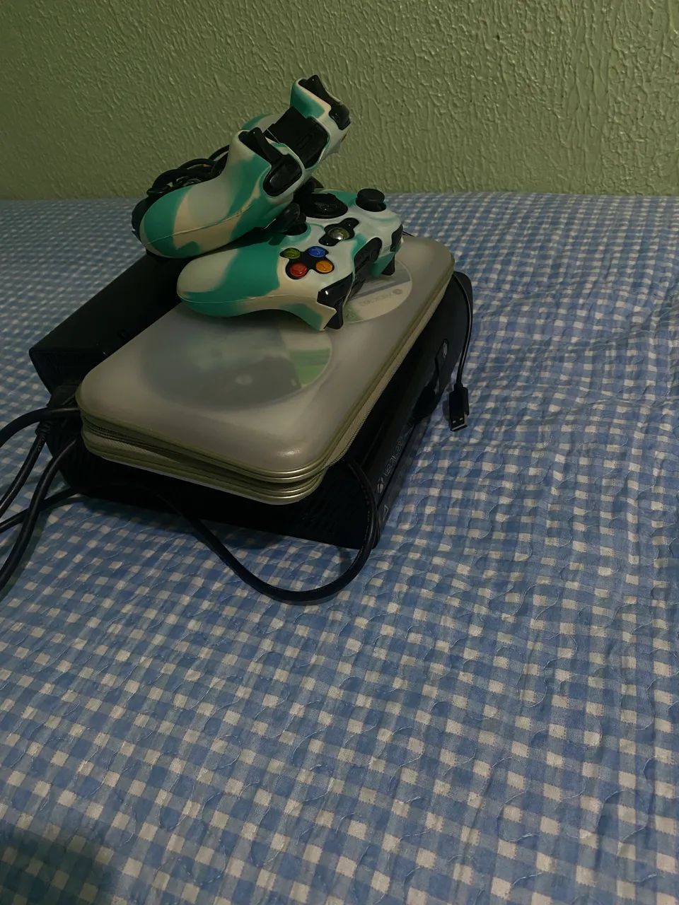 Vendo Xbox 360, com vários jogos, três controles 