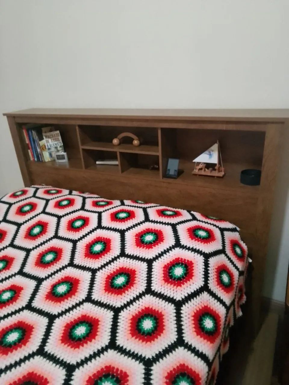 Cama box de casal com cabeceira em madeira rústica e colchão de molas ensacadas 