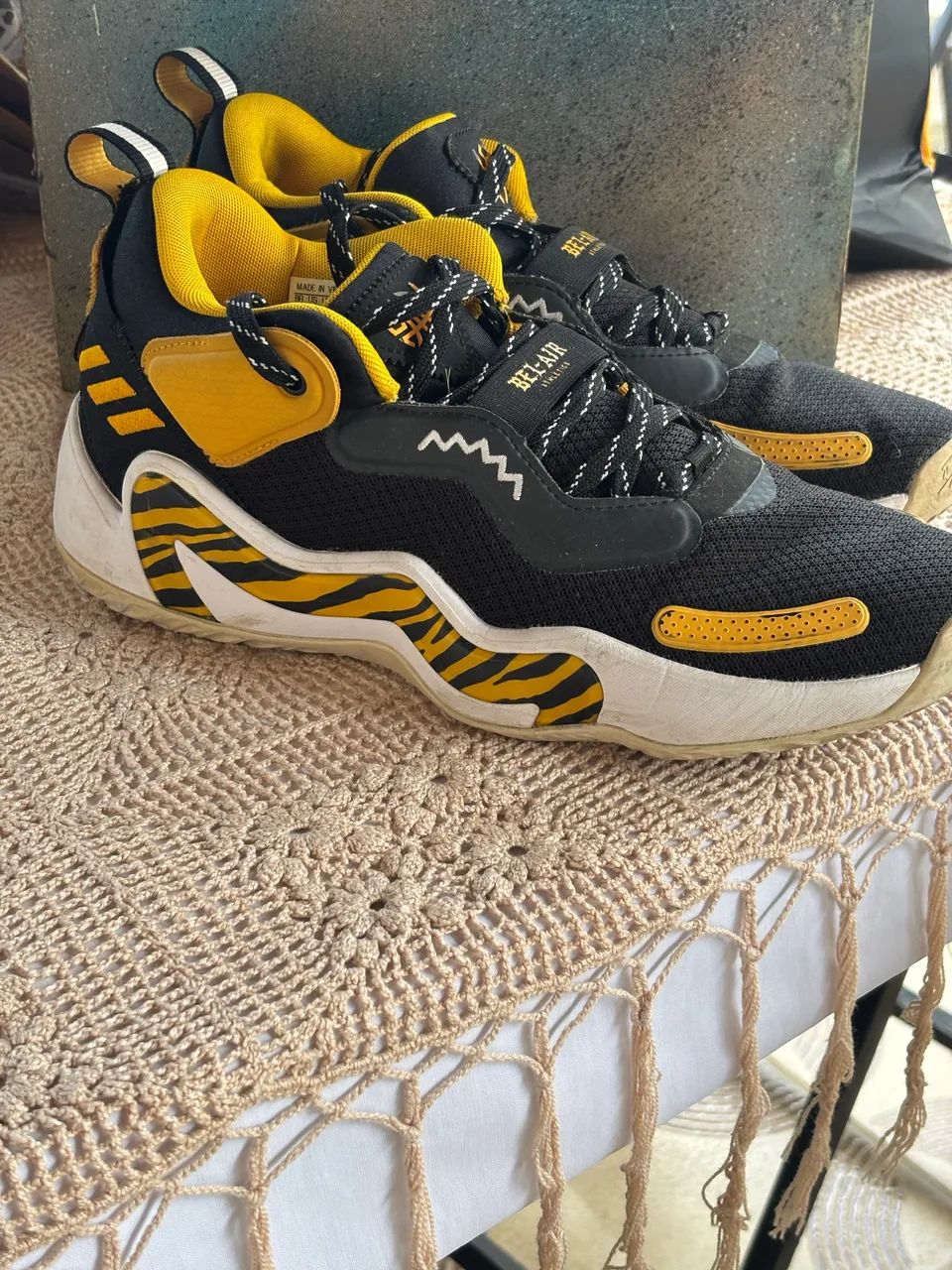 Basqueteira adidas D.O.N Issue #3 Bel Air The Jersey - Foto 3