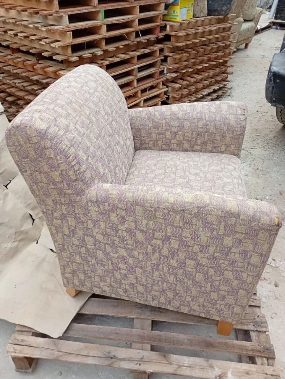 POLTRONA ESTOFADA - CONFORTO E ELEGÂNCIA! - Foto 2
