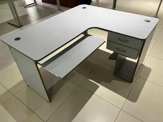 Mesa p/ escritório com apoio p/ teclado