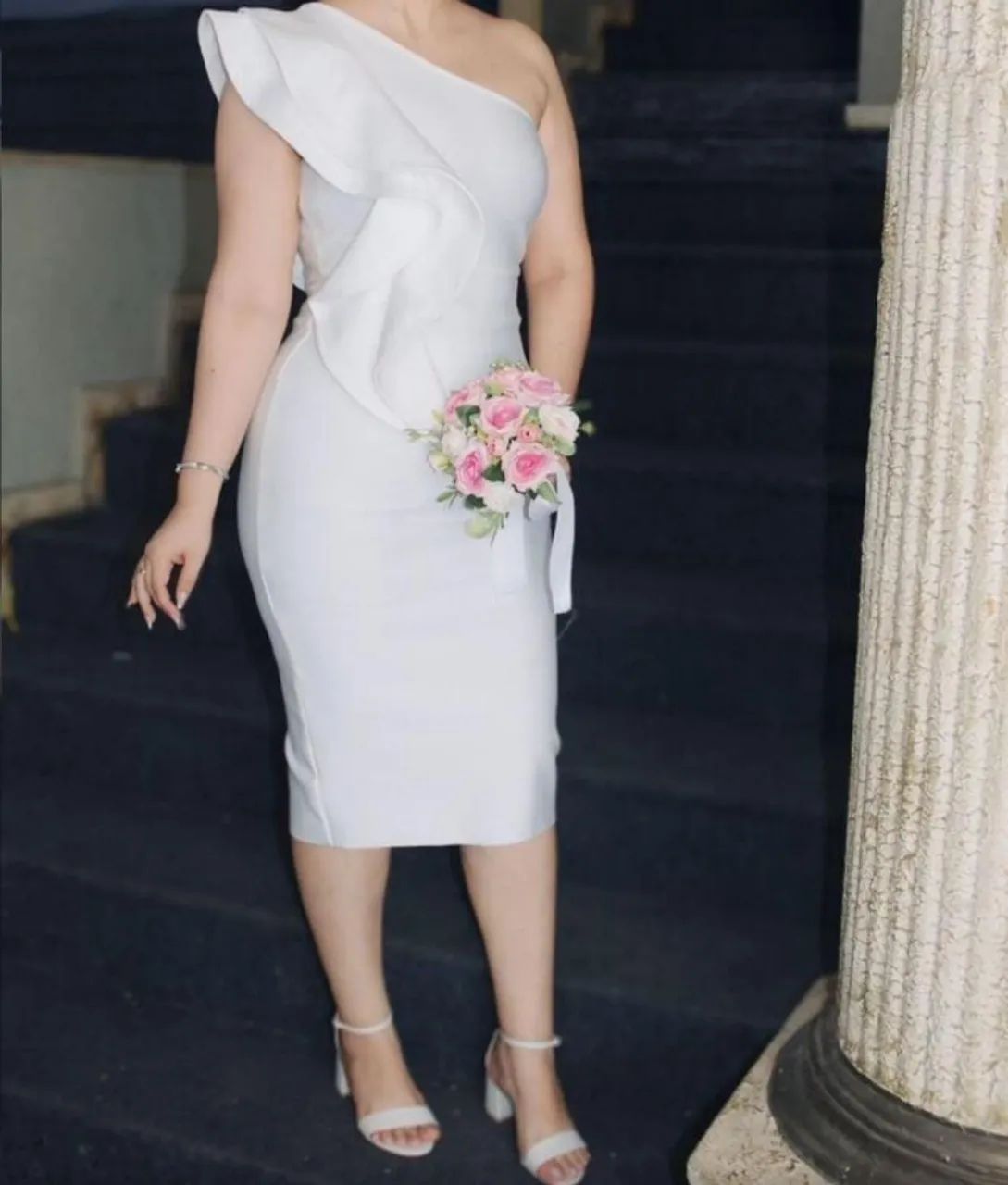 Vestido de Coquetel Branco Elegante com Babados e Bandagem. - Foto 4
