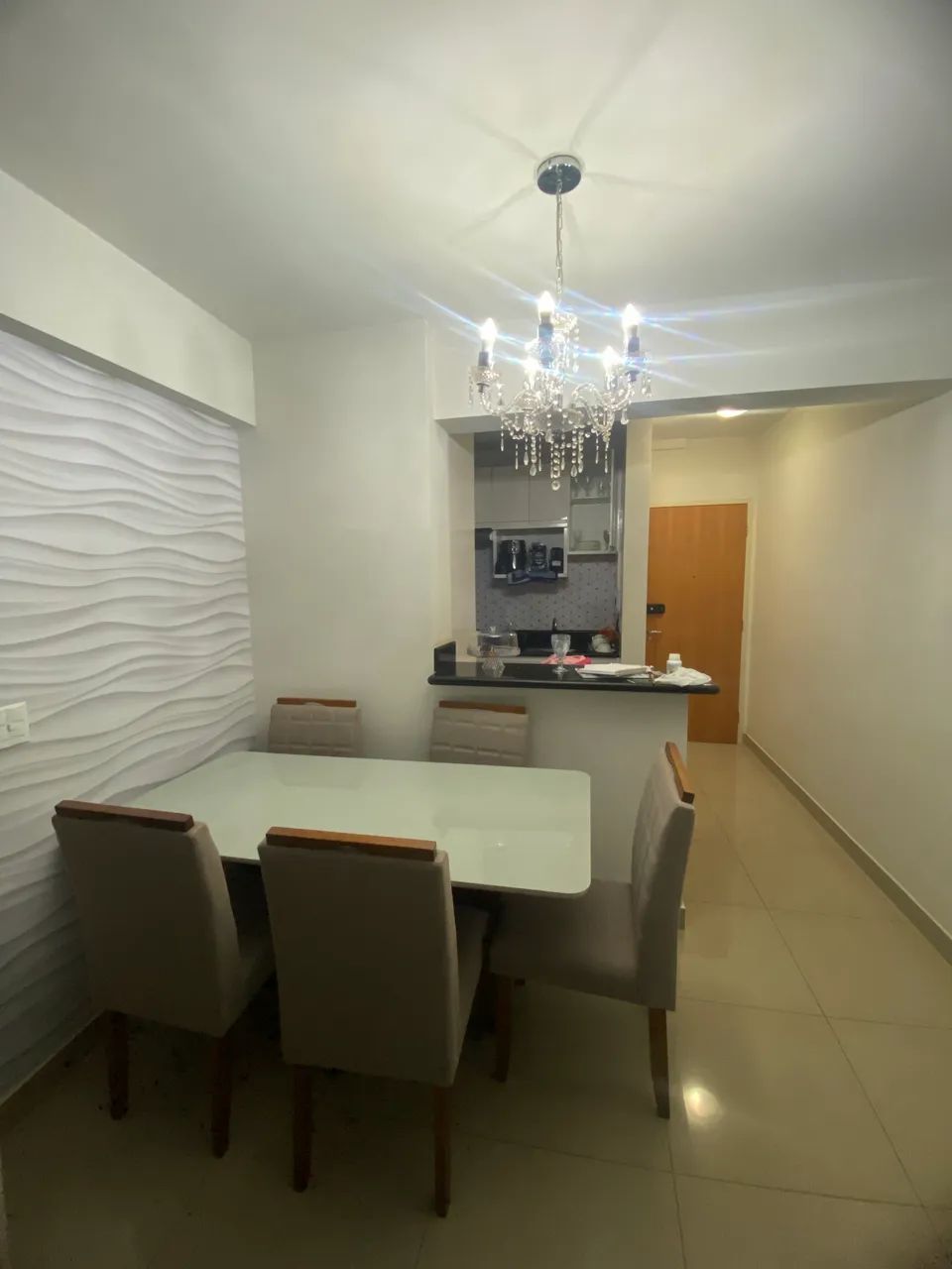 Mesa de madeira com tampo de vidro com 6 cadeiras  - Foto 4