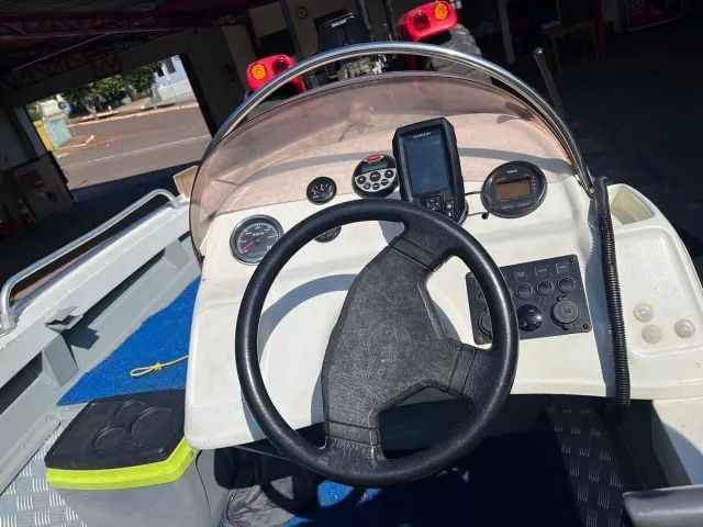 Lancha 17 pés motor 60 hp  com trim 260 horas - Foto 7