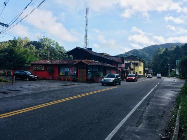 Casa com perfil comercial no centro de Mury , de frente para a rodovia RJ-116