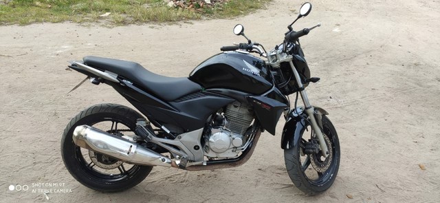 MOTO HONDA CB 300  SUPER CONSERVADA 