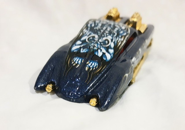 Miniatura<br> *HotWheels* <br>Esc:1:64<br>*Evil Twin*<br>*Com Gargoyles<br>Azul e Dourado 2000 - Foto 4