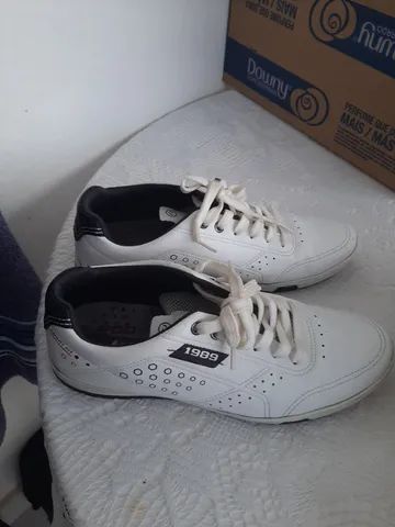 Sapatenis da marca na pegada