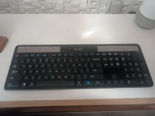 Teclado sem fio Logitech funciona a Luz Solar K750