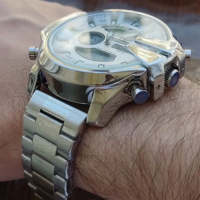 Relógio Prateado Fundo Branco Kat Wach - Foto 3