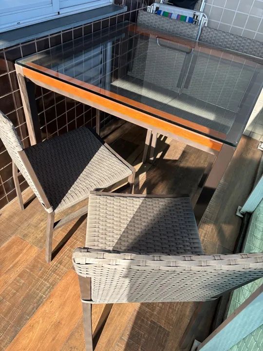 Mesa de Jantar em Vidro e alumínio- 4 Cadeiras - Foto 3