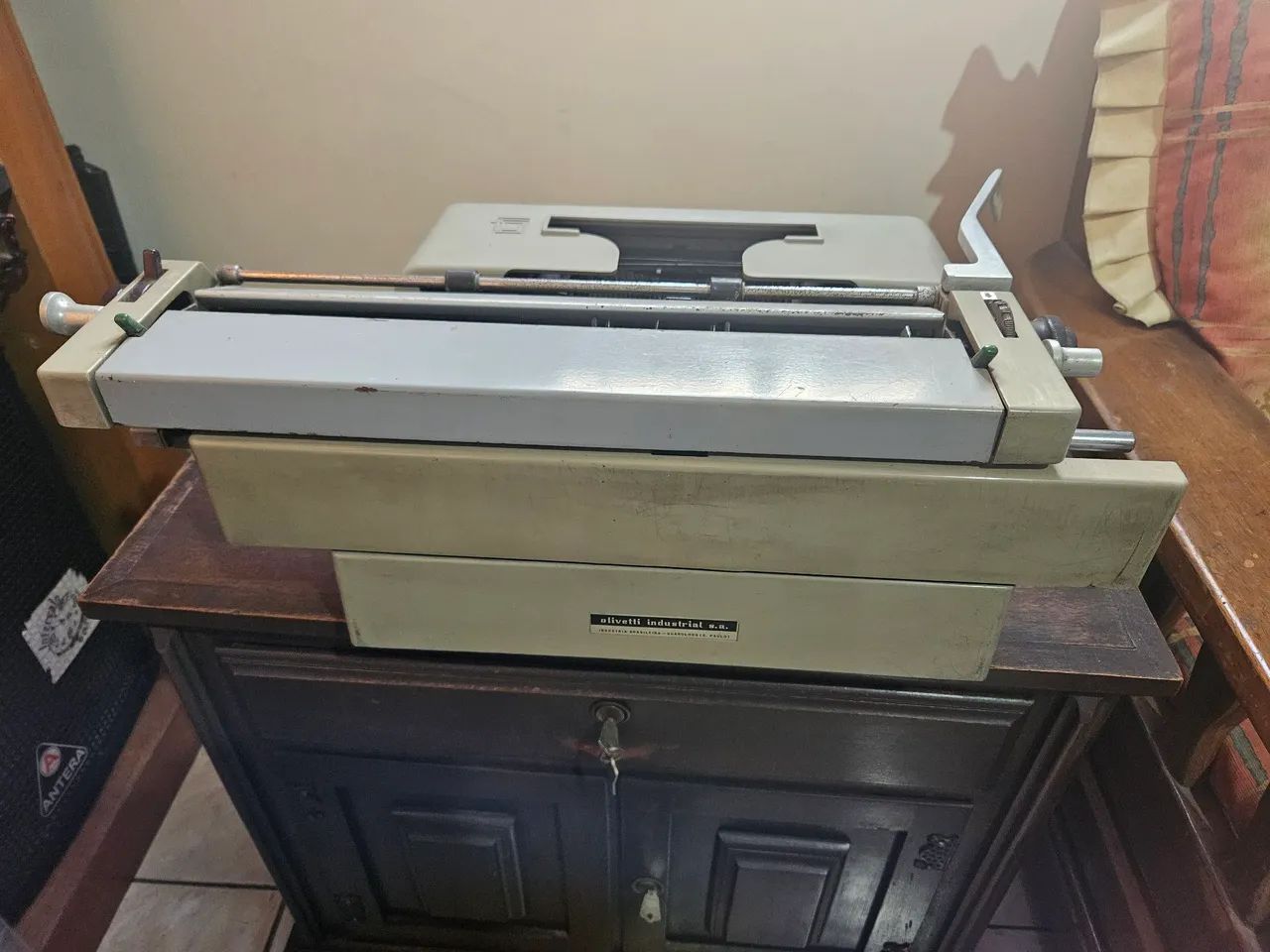 Maquina de escrever OLIVETTI - Foto 2